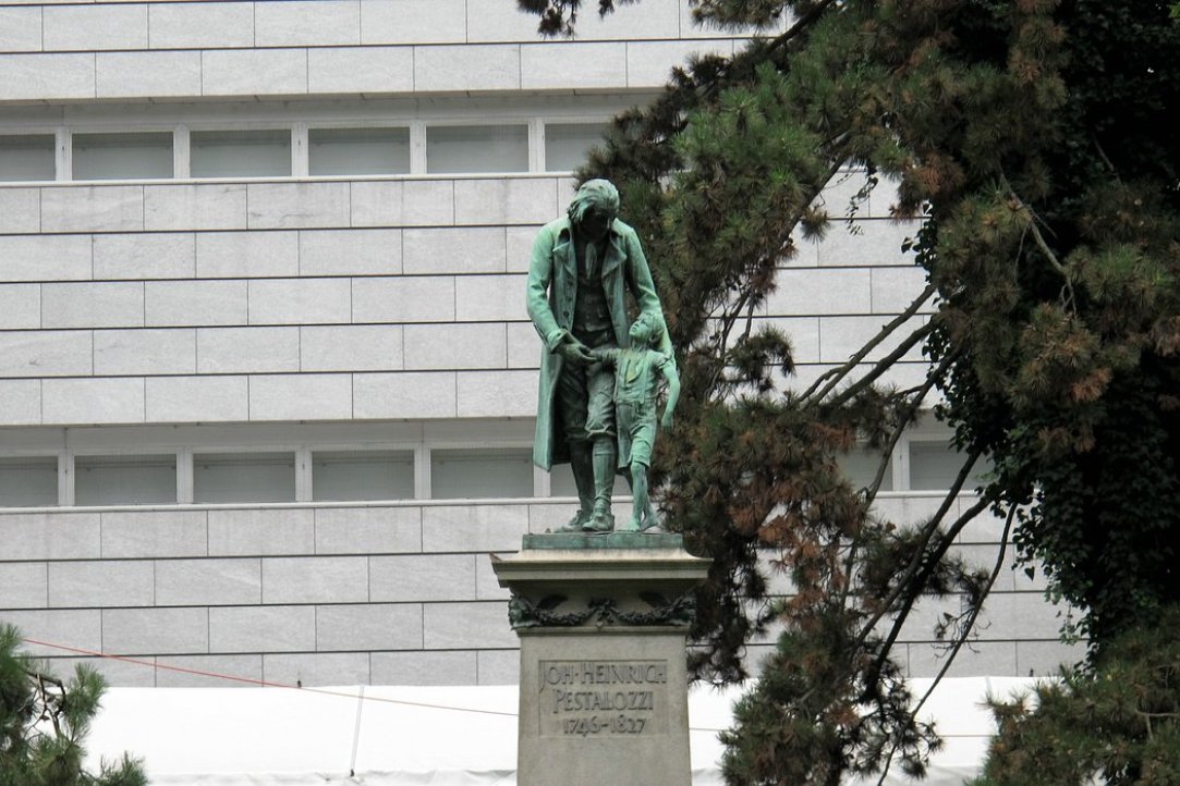 Памятник швейцарскому педагогу И. Г. Песталоцци в Цюрихе