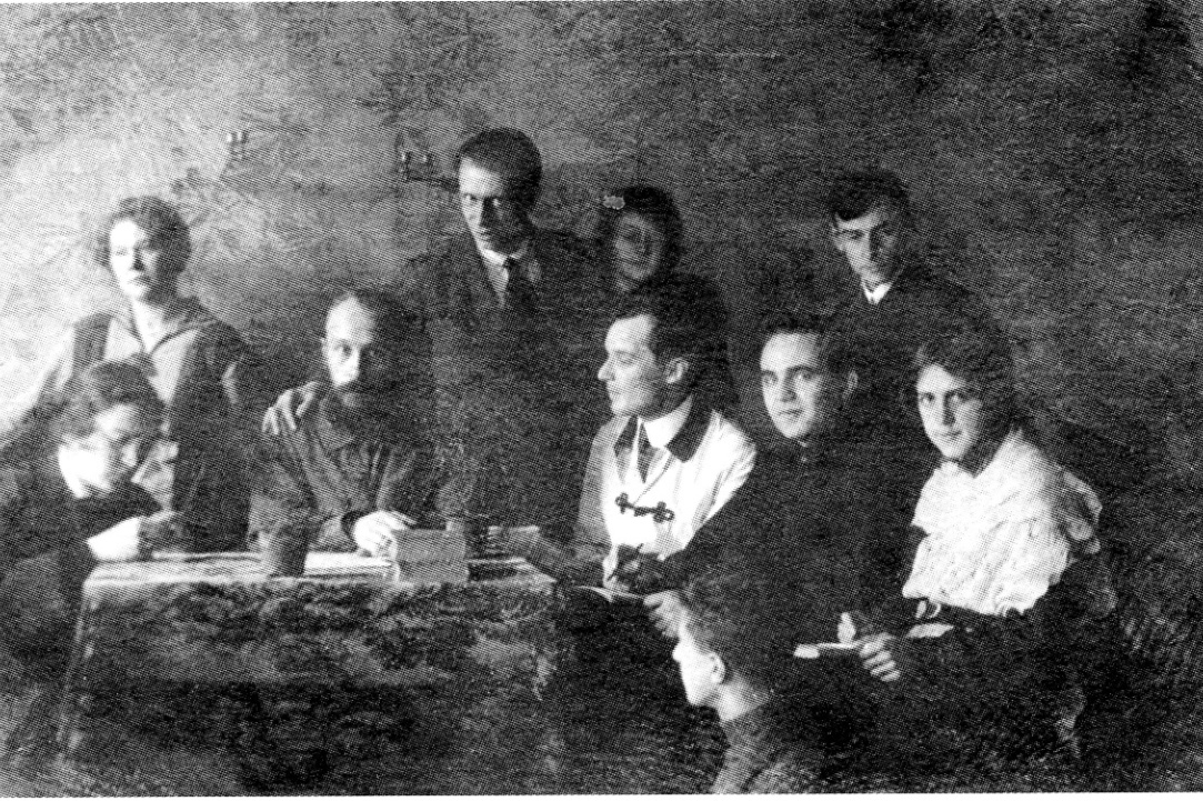 Octobre 1924. Assis, de gauche à droite : M.V. Judina, M.M. Bakhtine, L.V. Pumpjanskij, P.N. Medvedev, A.I. Vaginov; debout : N.A. Vološinova, V.N. Vološinov, E.A. Baxtina, K.K. Vaginov