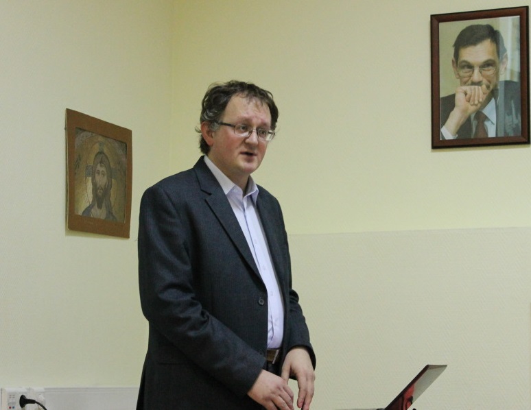 Илья Дементьев рассказал про три источника и три составных части научной рецензии