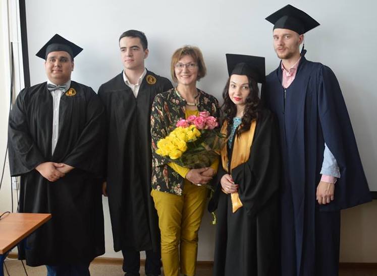 Иллюстрация к новости: Волонтеры Центра университетских исследований получили дипломы бакалавров